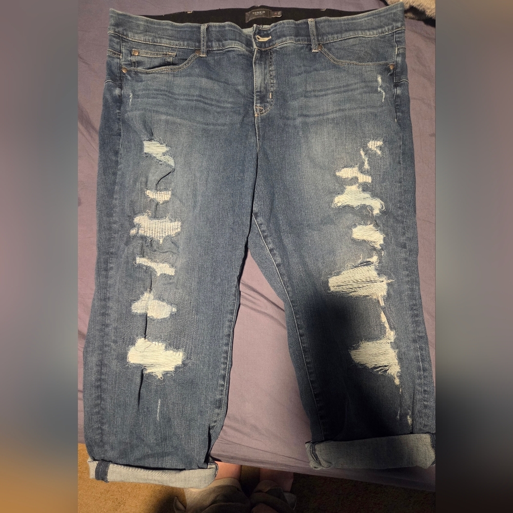 Torrid Distressed Croped Blue Jeans